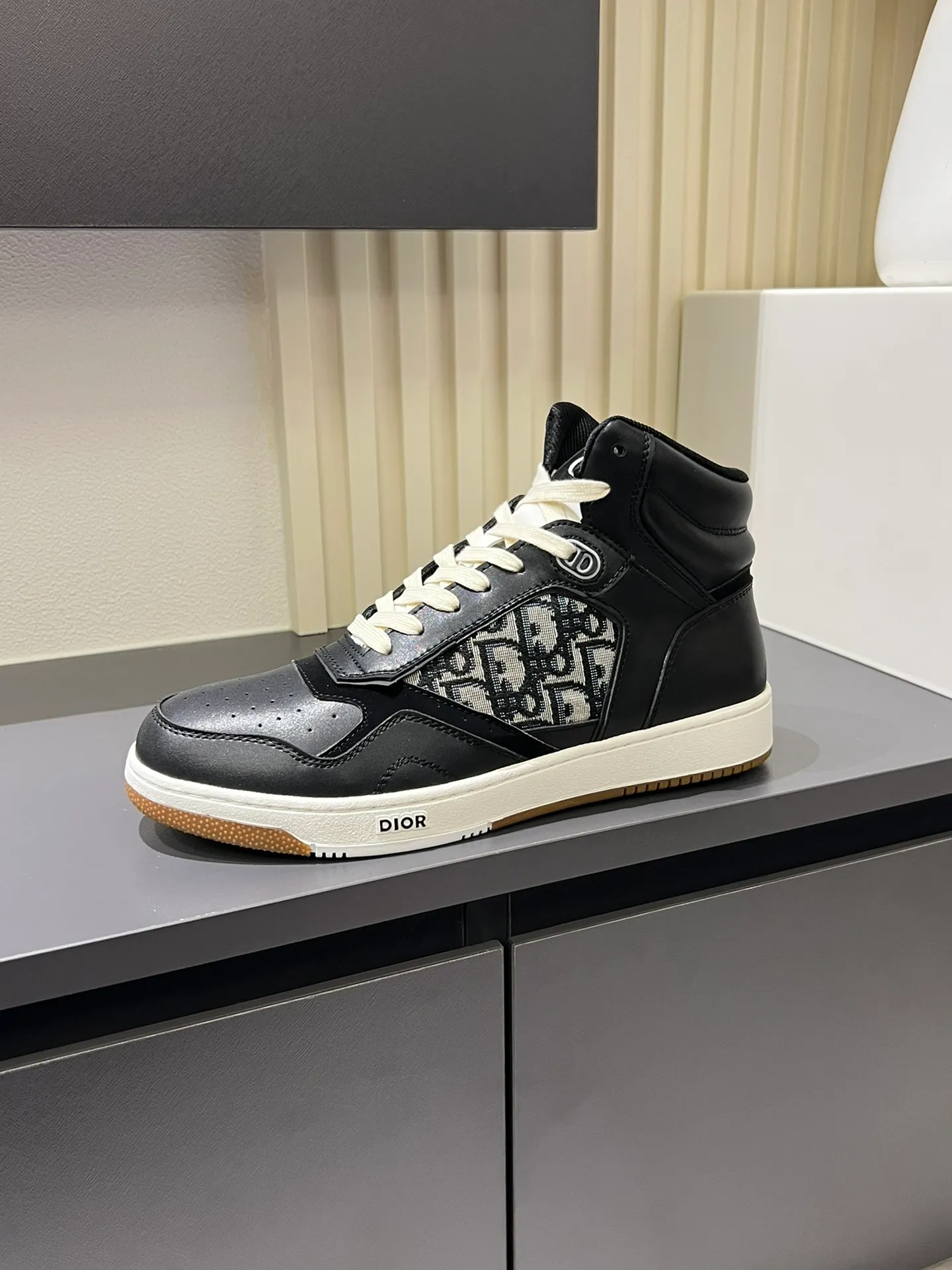 Men's shoes 💰p460 "Dio*" mid-top B27 casual sneakers. This B27 high-top sneaker is a new product in the series and continues Di*r's classic style. Crafted from gray and white smooth calf leather with beige and black Oblique print panels on the sides. The "CD Icon" shaped shoelace eyelets are clever and delicate, and the two-color rubber sole, rear collar and heel are all equipped with the brand's iconic details to enhance the style. Oblique printed straps at the ankle allow for an adjustable fit to complement the overall design. Fashionable and versatile, it can complement any look. Create an exquisite design with unique dynamic vitality and modern atmosphere, presented in low-top and high-top styles. This new must-have shoe adds a new dimension to Dior's archive heritage, embodying modern elegance. Purchase the original version and make it 1:1. If you need top quality, please come to me! Male 38-44!